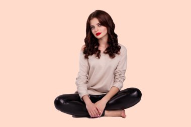 Stüdyoda poz çekici genç kız