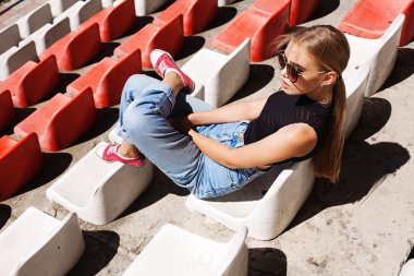 Kolan hipster stadyumda poz.