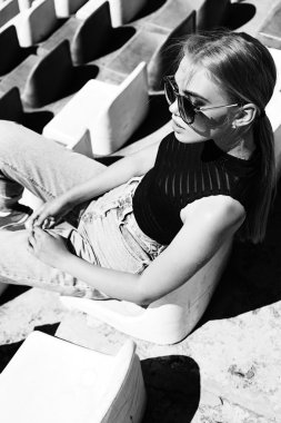 Hipster stadyumda poz yanıtladılar. Tonda siyah ve beyaz.