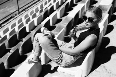 Hipster stadyumda poz yanıtladılar. Tonda siyah ve beyaz.