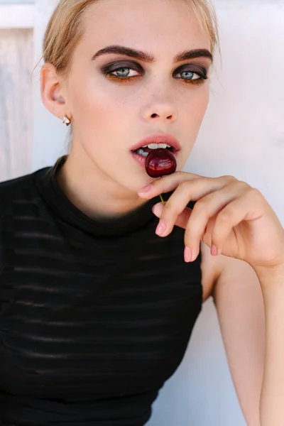 Sensual verano de la moda de primer plano de sexy joven hermosa mujer rubia con bonitos labios —  Fotos de Stock