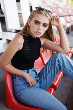 Kolan hipster stadyumda poz.