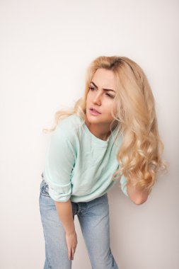 Güzel mutlu sarışın kız dans, iyi eğlenceler