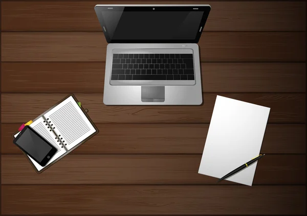 Telefon, laptop, kağıt, kalem, defter üzerinde bir ahşap masa üstü görünümü