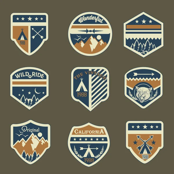 Conjunto de insignias de montaña y parches de logotipo — Vector de stock