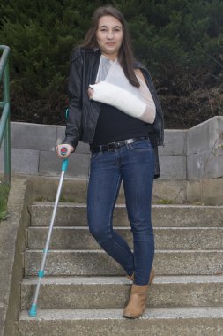 youngs kadın, alçı el, palm personel