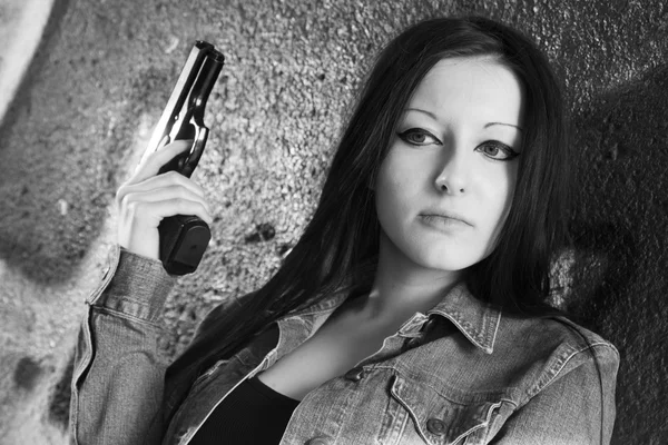 Woman, weapon,outdoorsbeauty — Stock Photo, Image