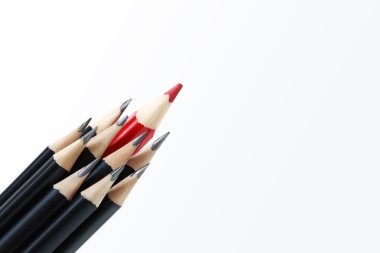 Kırmızı bir orta ile siyah kalem