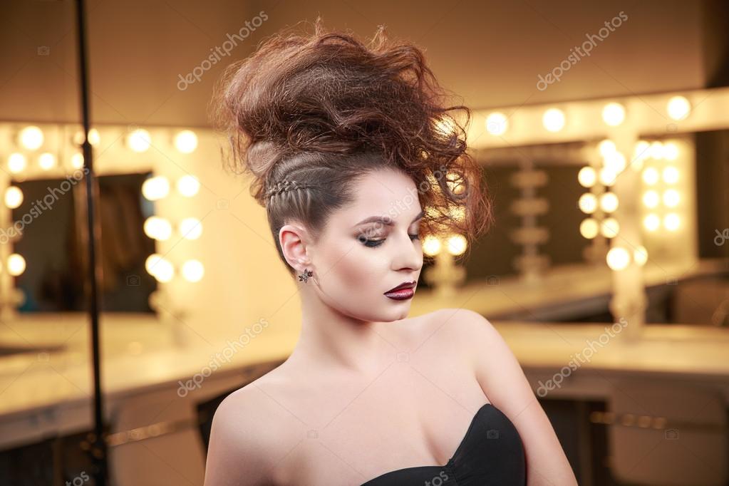 Haute couture MODELE femme avec coiffure Mohawk