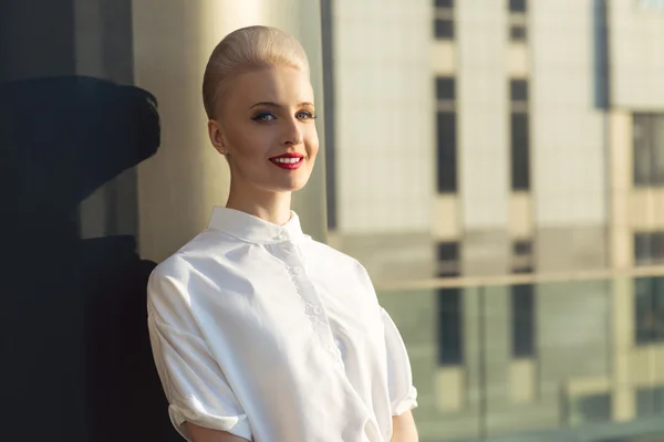 Портрет успішної бізнес-леді посміхається з блондинкою Мохок за міським міським фоном на відкритому повітрі . — стокове фото