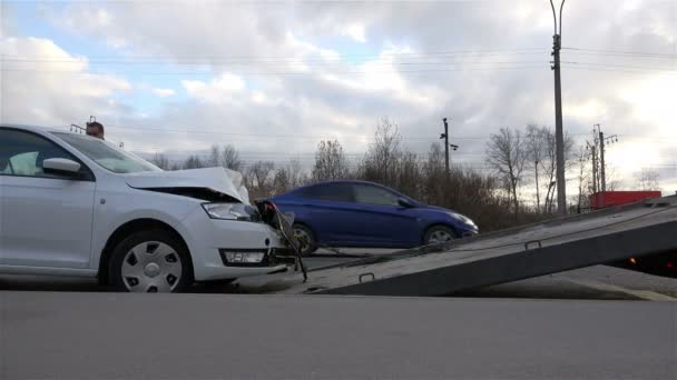 Санкт-ПЕТЕРСБУРГ, РОССИЯ - 2 ноября 2014 года: Автомобиль после аварии отбуксировали на эвакуатор. — стоковое видео