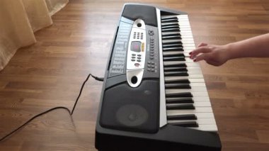 Beyaz tuşlarına basarak müzik üstünde belgili tanımlık klavye kırmızı çivi ile güzel el oluşturur