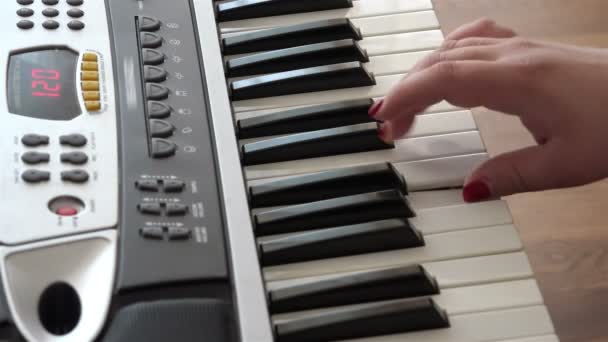 Γυναικείο χέρι αυτοσχεδιάζει έξοχα σε ένα synthesizer σε ένα σπίτι μουσική δημιουργεί τέχνη — Αρχείο Βίντεο