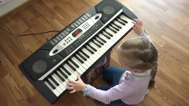 Руки дитини на клавіатурі піаніно вид зверху . — стокове відео