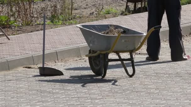 Inserviente spazzare con attenzione scopa di area cantiere e alleviarlo da detriti e sporcizia — Video Stock