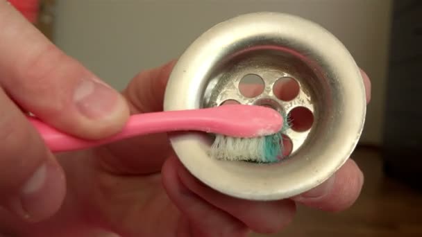 Pulire l'anello di attracco dal lavandino con soda e spazzolino da denti — Video Stock