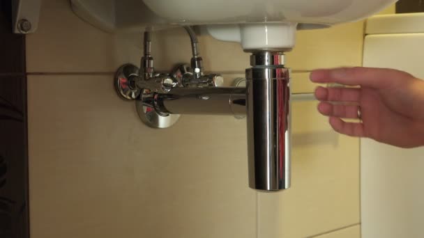Männerhand zeigt die Entfernung des Siphons unter der Spüle zur weiteren Reinigung von Verstopfungen — Stockvideo