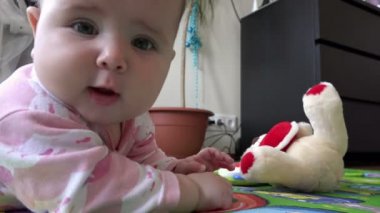 Rusya, St. Petersburg Köyü uzigonty, onun mide ve eller yerde yatan 11 Eylül 2015 bebek beyaz oyuncak ayı oyuncak ile oynadı