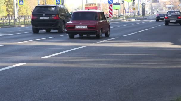 Ryssland, Sankt Petersburg, Prospect strejker, accelererade 17 oktober 2015 sommaren stads-motorway för skytte övergångsställe — Stockvideo