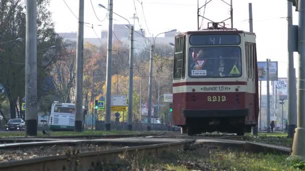 2015 年 10 月 17 日、ロシア、サンクトペテルブルク、見通しストライキ ワイヤー棒と大都市の鉄道とトラム インターチェンジの web — ストック動画