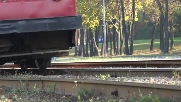 Россия, Санкт-Петербург, Забастовки пранкеров, 17 октября 2015 года крупным планом показана железная дорога, на которой в городе курсируют трамваи — стоковое видео