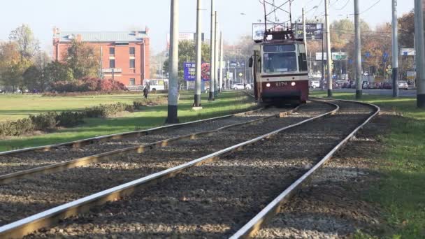 Rússia, São Petersburgo, Prospect Strikes, 17 de outubro de 2015 A vida na cidade é a maior metrópole no movimento de pessoas e veículos na ferrovia elétrica — Vídeo de Stock