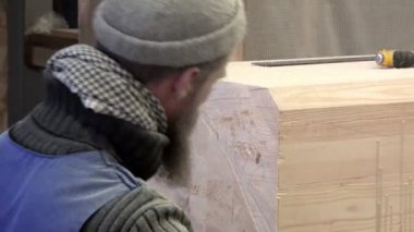 Rusya, Saint-Petersburg, poz Lahti, 21 Ekim 2015 sakalı ve bir kap üzerinde bir elektrik uçan fişleri bir uçak katmanlarıdır günlük baş ucundaki adam eğitimli ve toz