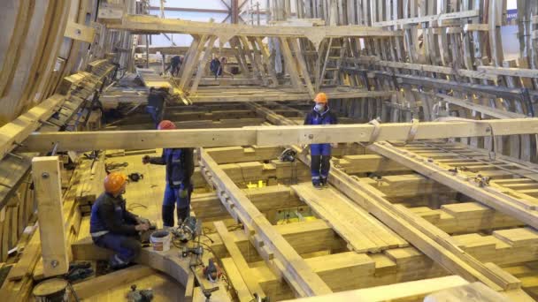 Rusya, Saint-Petersburg, poz Lahti, ul. Sahil 21 Ekim 2015 marangoz marangoz miller oyma ahşap çerçeve ve temel her gemi onun işyerinde — Stok video