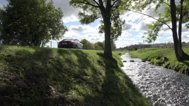 Russland, st. petersburg, peterhof, oktober 3, 2015 automobile schwarze business class erreicht eine hochgelegene straße über den fluss, die design stil und mode zeigt — Stockvideo