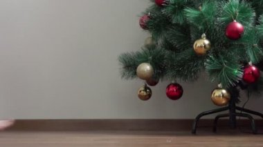 çıplak ayak Noel ağacı ve asmak çelenk dal yeni yıl süslemeleri şeklinde gelen küçük bir kızla