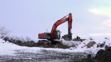 Bystrinsky bölge Kamçatka Krayı ilçe merkezi Köyü Milkovo 9 Aralık, 2015 Ekskavatör parça kömür topakları ve bir yığın diğerine aşırı kayalar ile yere Kepçe hidrolik tırmık ile
