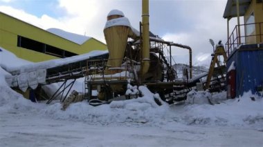 Kırma ve Eleme tesisleri sığınaklar ve onarım ve depolama ile cevheri oluğu taşıma için