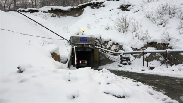 Distrik Bystrinsky Kamchatka Krai Desa pusat Krai Milkovo 9 Desember 2015 Scooptrams Caterpillar meninggalkan galeri untuk mengangkut pekerjaan tambang di sebuah sendok — Stok Video