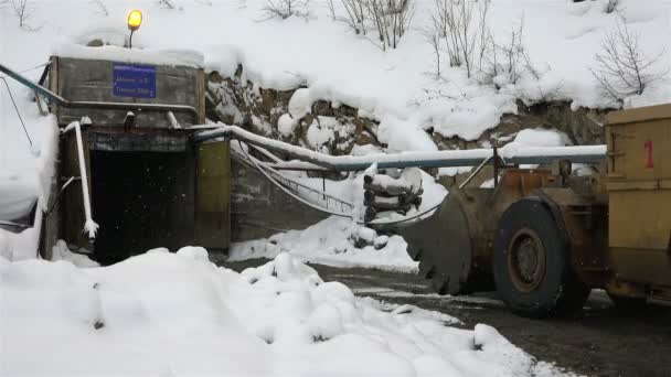 Bystrinsky District Kamchatka Krai district center village Milkovo 9 Dezembro de, 2015 Scooptrams Caterpillar pede produção de gonuyu para obras de descontaminação no túnel — Vídeo de Stock