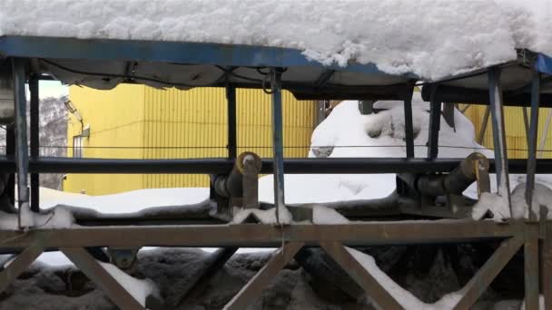 Funziona a nastri trasportatori con rulli per la consegna e il trasporto di rocce estratte, frantumazione e vagliatura di minerali — Video Stock