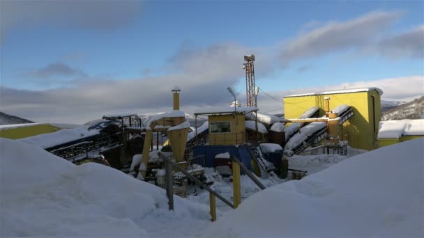 Planta de trituración para el procesamiento y almacenamiento de clasificación enriquecimiento de mineral rico en metales preciosos gonyh condiciones al aire libre — Vídeo de stock