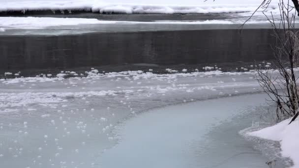 El flujo de agua en el río helado y congelado aguas abajo — Vídeos de Stock