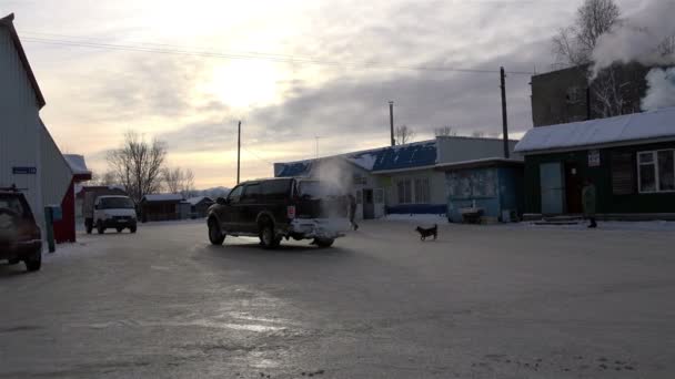 Холодное зимнее утро задний двор главной улицы села Милково Камчатского края — стоковое видео