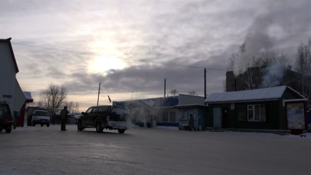 ロシア、カムチャツカ地方、Milkovskii 地方、Milkovo、トムスク通り、2015 年 12 月 7 日、早朝村の村 — ストック動画