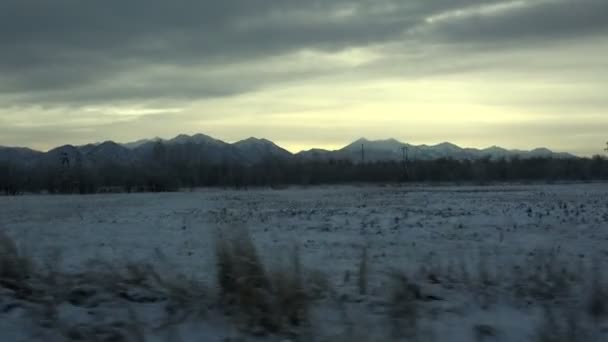 Bergen en heuvels van Kamtsjatka grondgebied met besneeuwde toppen op winter frosty grijze lucht — Stockvideo