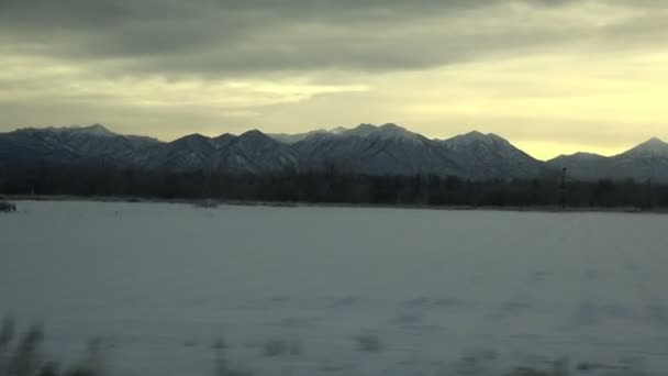 Cordilheira Território de Kamchatka com picos nevados nos raios do sol primitivo — Vídeo de Stock