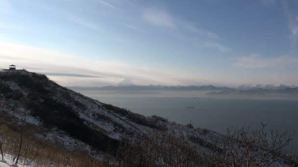 Avis Avacha Bay dans la brume du matin avec un point culminant de Petropavlovsk-Kamchatsky — Video