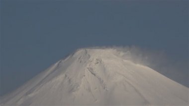 Aktif yanardağ Avacha nefes buharlar Dünya'dan kar pik