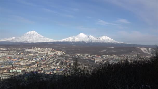 Вид с самой высокой точки города Петропавловск-Камчатский и Авачинский вулканы Козельский и Коряк — стоковое видео