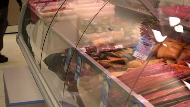 大比目鱼鲑鲑和许多其他鱼在红色的橱窗和货架的中央市场 — 图库视频影像
