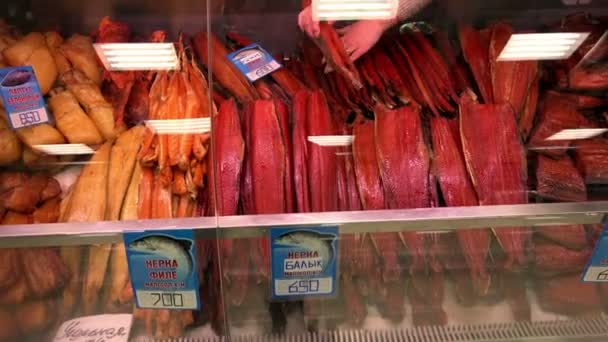 Försäljare sorterar och mans showcase röd fisk coho lax för försäljning till kunder — Stockvideo