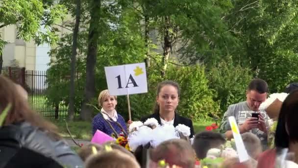 Collection of first-graders and pupils for the new school year on September 1 Day of knowledge — Stock Video