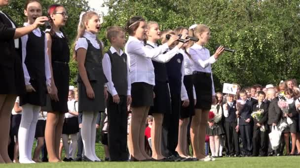 Žáci v den znalostí oslavu sboru zpívat píseň pro všechny studenty a učitele školy — Stock video