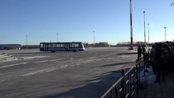 Rusko, Petropavlovsk-Kamčatskij, Yelizovo letiště 11. prosince 2015 přeprava cestujících autobusem na letiště za letu — Stock video