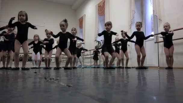Ryssland, St Petersburg, 19 December 2015 en grupp flickor i Strumpor, strumpbyxor och baddräkter utföra danssteg i hallen — Stockvideo